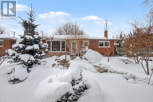 34 Julia Dr in Guelph, ON - Building Photo