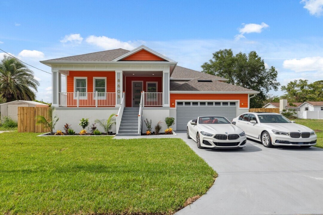 8605 Inwood Dr in Hudson, FL - Building Photo