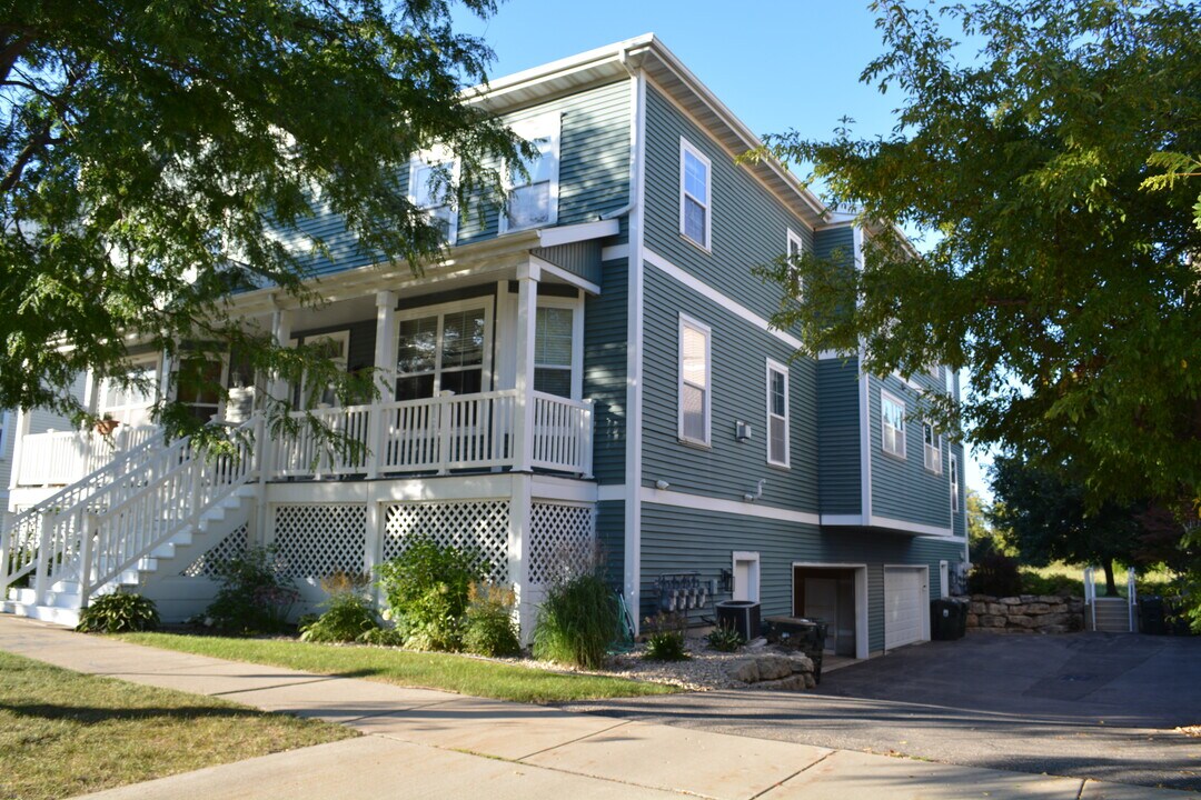 3064 Triumph Dr, Unit 2 in Sun Prairie, WI - Foto de edificio