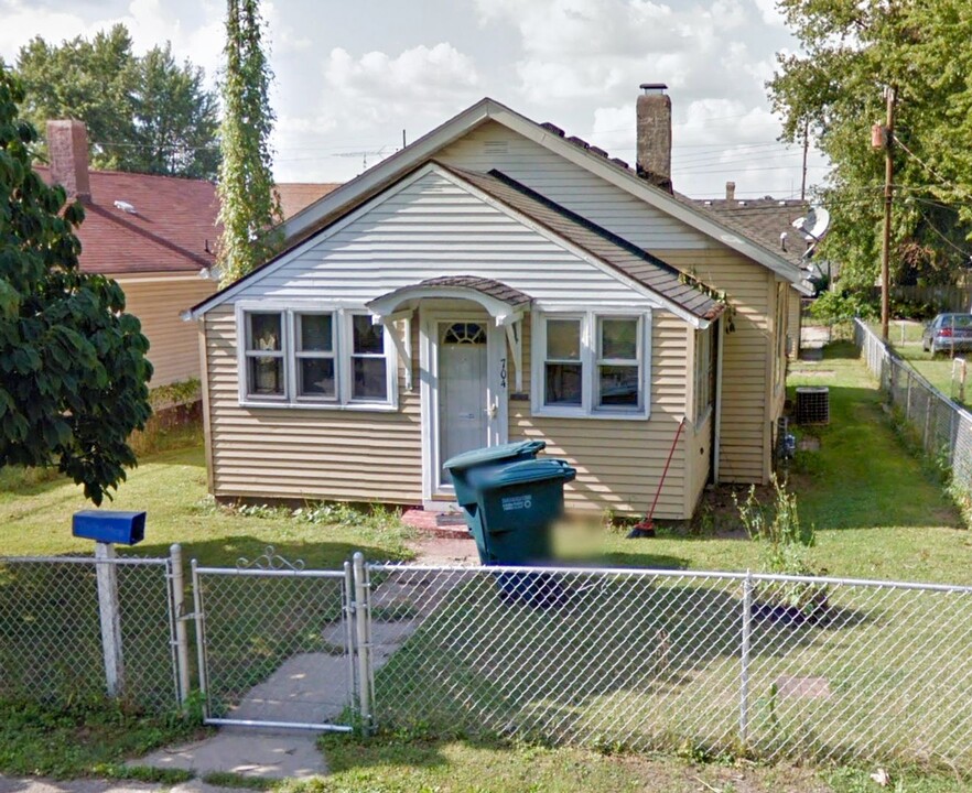704 W 5th St in Muncie, IN - Building Photo