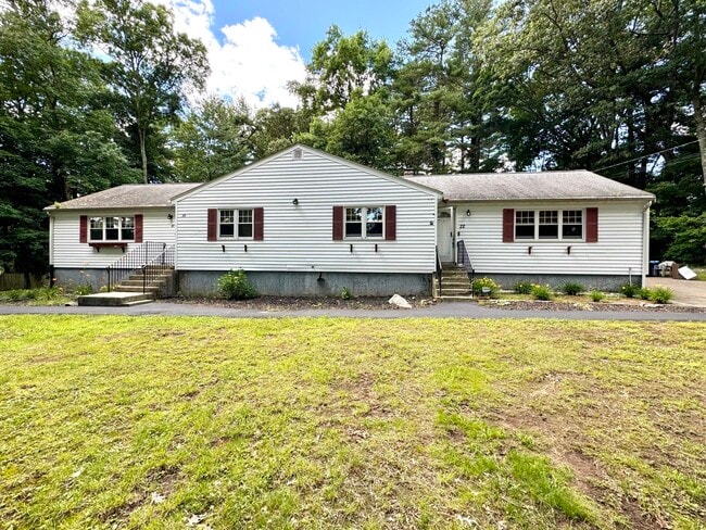 22 Lambert Rd in Randolph, MA - Foto de edificio - Building Photo