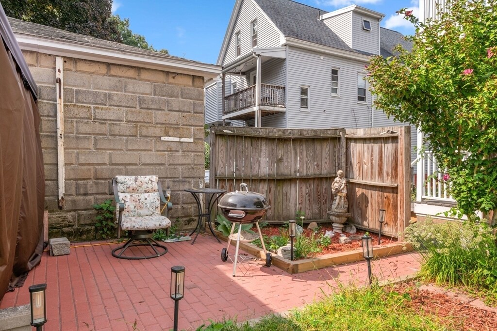 16 Eastman Rd, Unit 1 in Somerville, MA - Building Photo