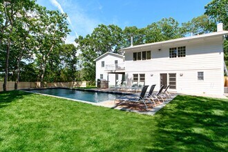 62 Turtle Cove Dr in Southampton, NY - Building Photo - Building Photo