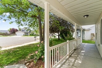 1976 W Lake Pointe Ct in Nampa, ID - Building Photo - Building Photo