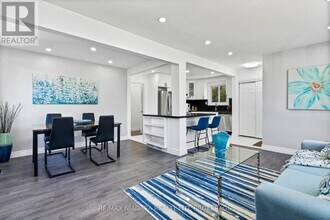 8235 Paddock Trail Dr in Niagara Falls, ON - Building Photo - Building Photo