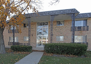 French Quarters in West Allis, WI - Foto de edificio - Building Photo