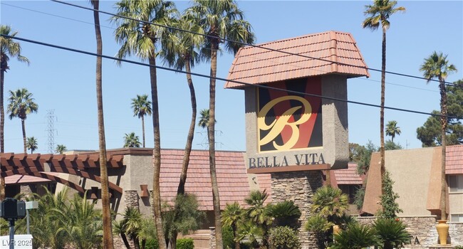 5242 River Glen Dr in Las Vegas, NV - Building Photo - Building Photo