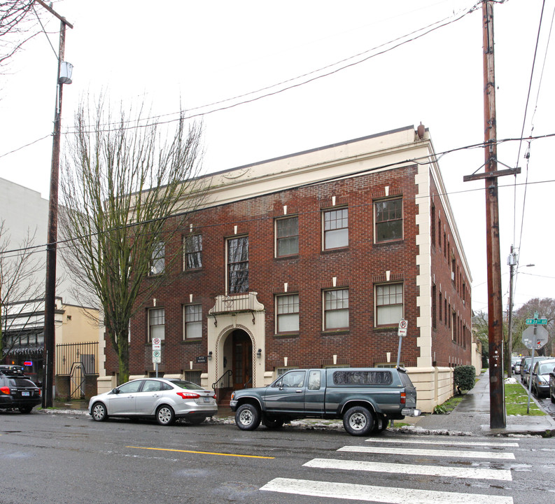 Ritz Manor in Portland, OR - Building Photo