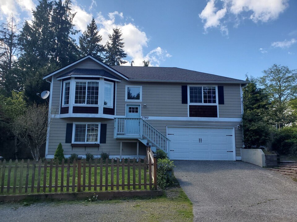 7780 NE Harbor View Dr in Poulsbo, WA - Building Photo