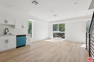 2111 Holly Dr in Los Angeles, CA - Building Photo - Building Photo