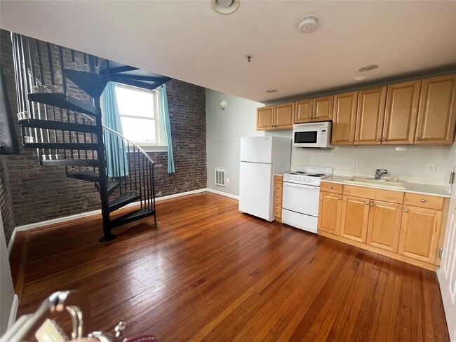 94 4th Ave in Bay Shore, NY - Building Photo - Building Photo