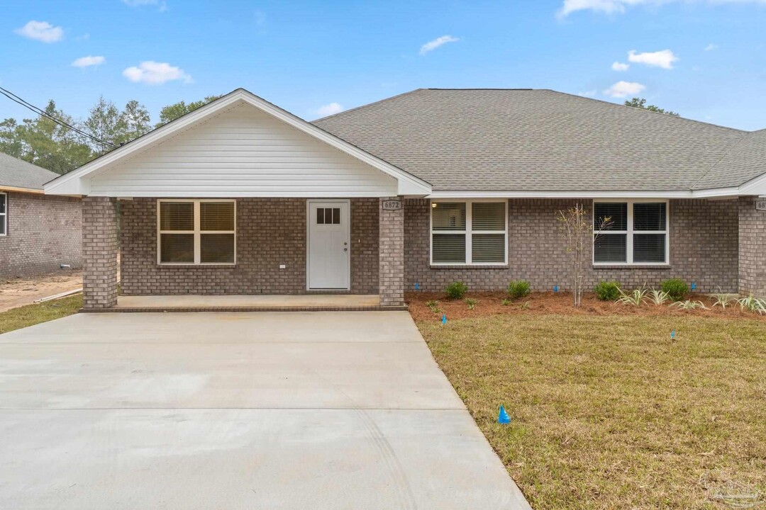 6878 Trailride N in Milton, FL - Foto de edificio