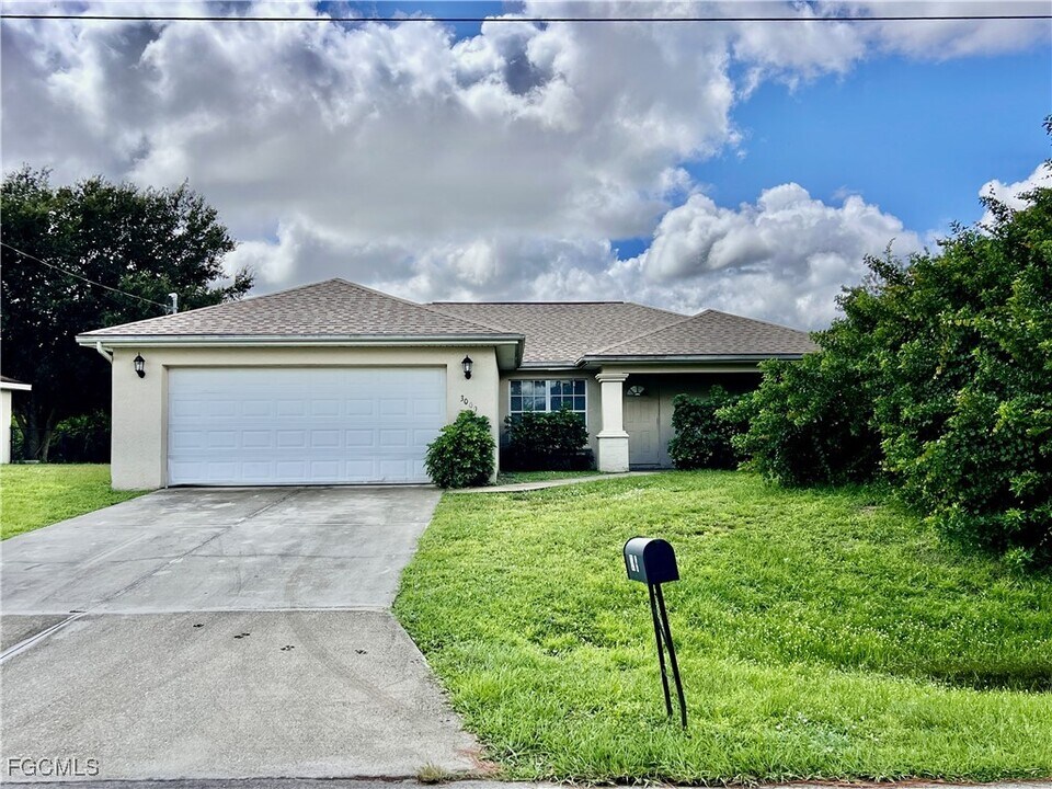 3009 56th St W in Lehigh Acres, FL - Building Photo