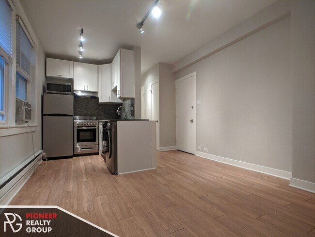 515 W Belmont Ave, Unit 23 in Chicago, IL - Building Photo - Building Photo
