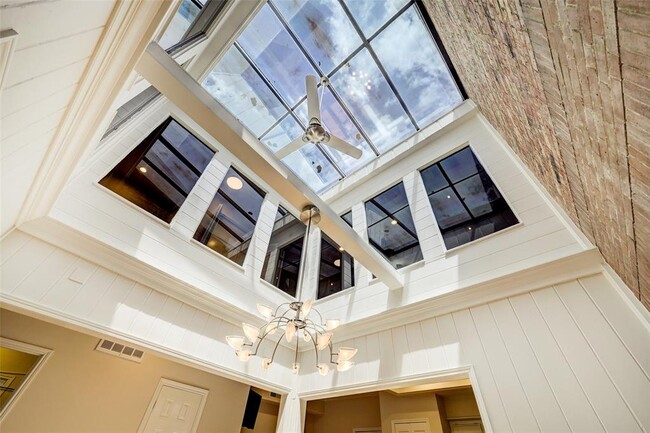 2206 Welch St in Houston, TX - Foto de edificio - Building Photo