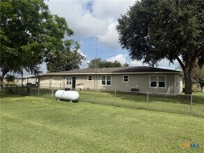1045 Arnold Rd in Victoria, TX - Building Photo - Building Photo