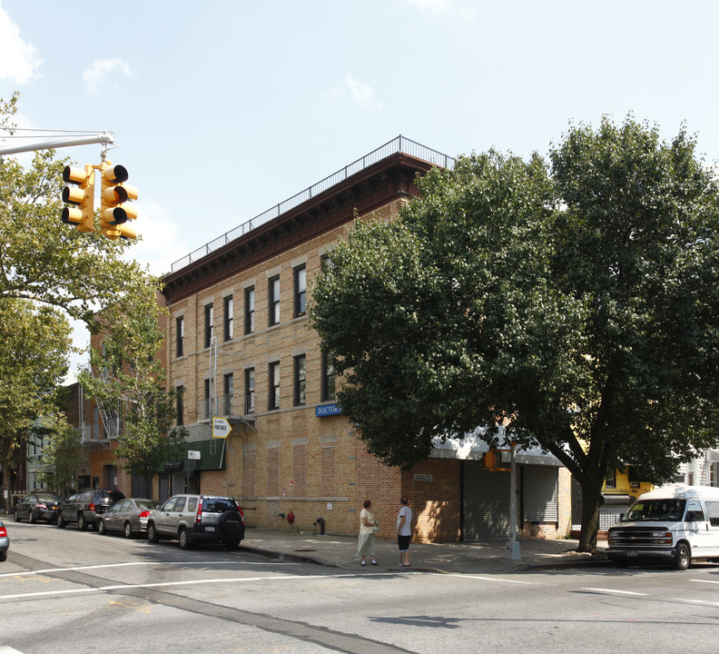 308 Graham Ave in Brooklyn, NY - Building Photo