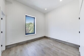 2023 N Drake Ave in Chicago, IL - Building Photo - Building Photo