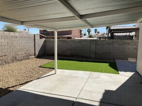 5726 Roundrock Dr in Las Vegas, NV - Building Photo - Building Photo