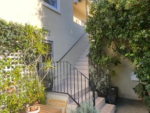 449 San Vicente Blvd, Unit B in Santa Monica, CA - Building Photo - Building Photo