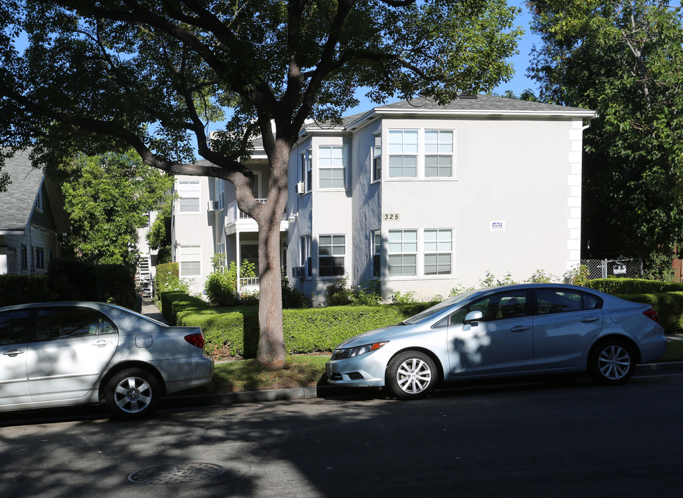 325 N Kenwood St in Glendale, CA - Building Photo