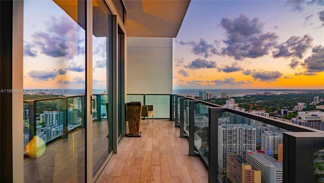 88 SW 7th St, Unit 4106 in Miami, FL - Foto de edificio - Building Photo