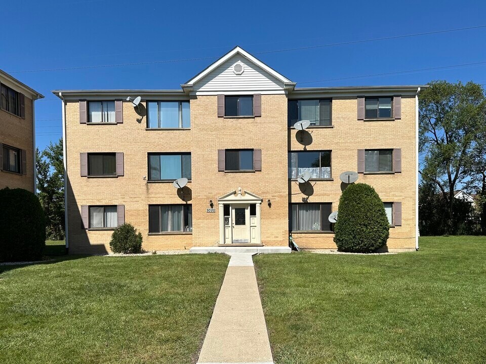 9320 Hamilton Ct in Des Plaines, IL - Foto de edificio