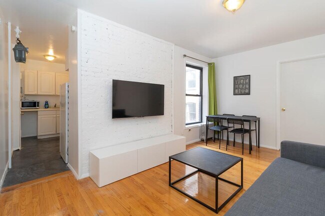 334 E 96th St in New York, NY - Building Photo - Building Photo