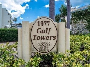 1977 Gulf Shore Blvd N in Naples, FL - Foto de edificio - Building Photo