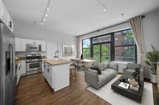 2 S Leavitt St, Unit 212 in Chicago, IL - Building Photo