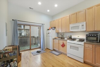 2016 W Wabansia Ave, Unit 1F in Chicago, IL - Foto de edificio - Building Photo