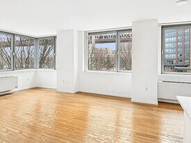 425 E Main St in New York, NY - Building Photo