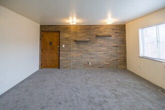 Abbeyshire Apartments in Cleveland, OH - Building Photo - Interior Photo