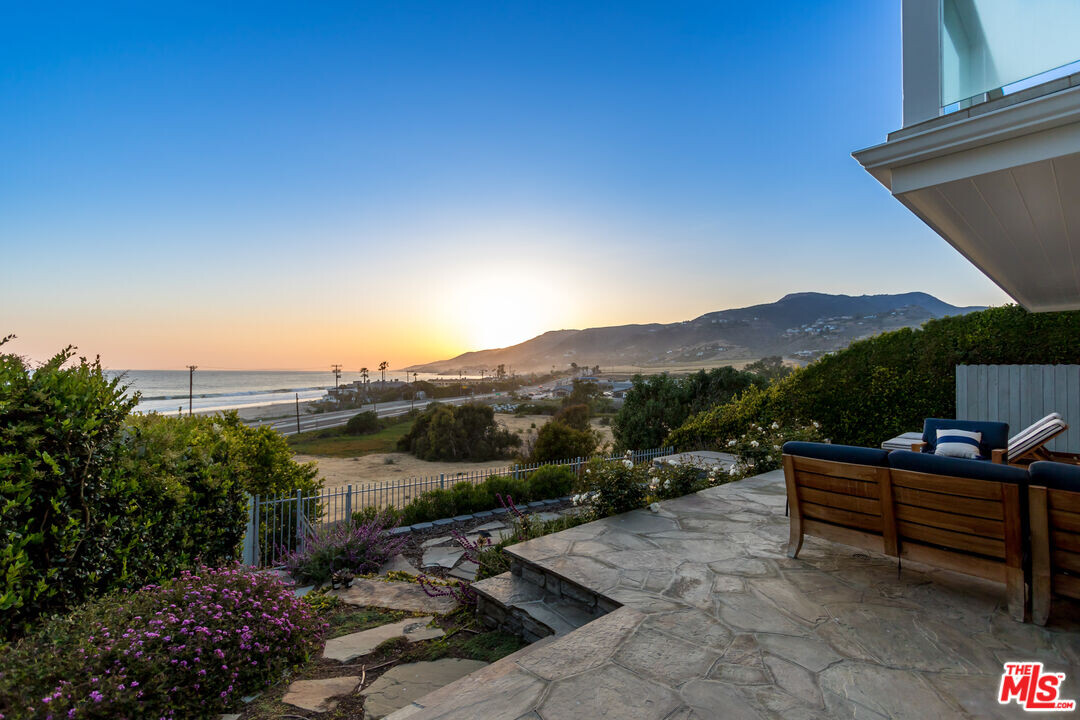 6447 Surfside Way in Malibu, CA - Building Photo