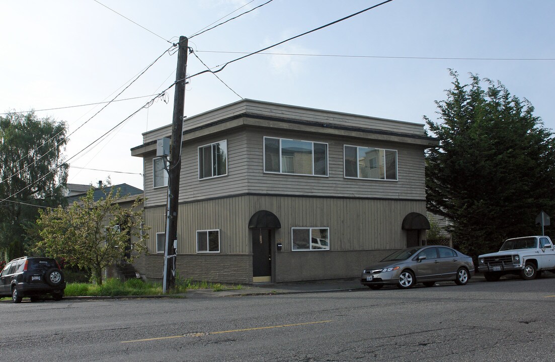 7120 Linden Ave in Seattle, WA - Building Photo