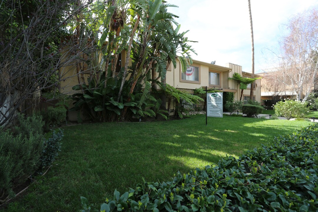 Chandler Apartments in Valley Village, CA - Foto de edificio