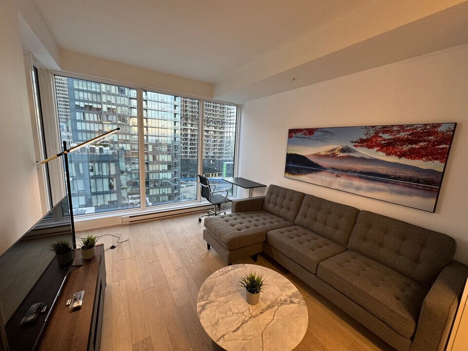 1170 Rue Saint-Antoine O in Montréal, QC - Building Photo