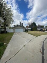 105 River Oaks Dr in Bakersfield, CA - Building Photo