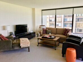 5445 N Sheridan Rd, Unit 2702 in Chicago, IL - Building Photo - Building Photo