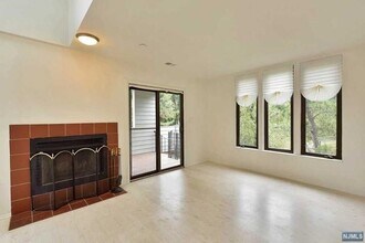 798 Spinnaker Ct in Secaucus, NJ - Building Photo - Building Photo