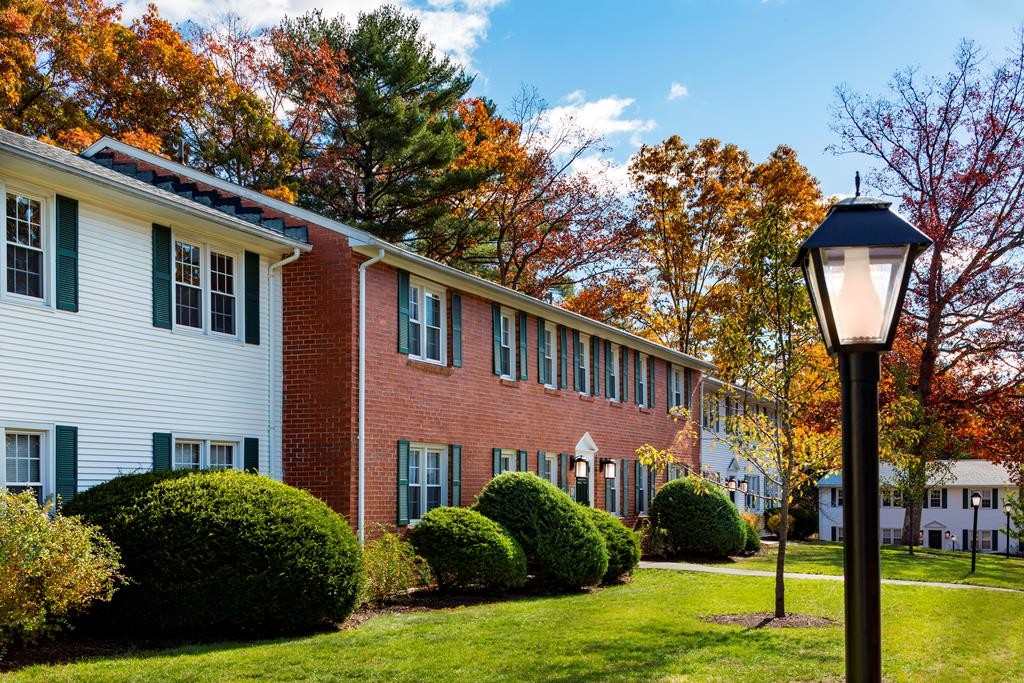 Avon Colonial Manor in Avon, CT - Foto de edificio