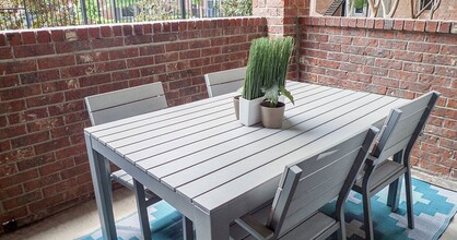 The Versailles Apartments in Dallas, TX - Foto de edificio - Building Photo