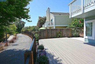 27 Shepardson Ln in Alameda, CA - Building Photo - Building Photo