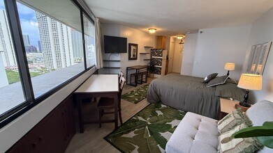 1700 Ala Moana Blvd in Honolulu, HI - Foto de edificio - Building Photo