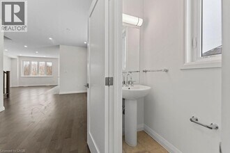207 Alessio Dr in Hamilton, ON - Building Photo - Building Photo
