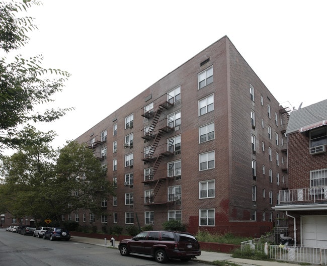 6115 43rd Ave in Flushing, NY - Foto de edificio - Building Photo