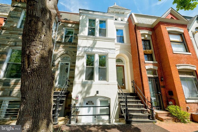 property at 1214 Linden Pl NE