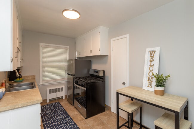 Gladstone Apartments in Omaha, NE - Building Photo - Interior Photo