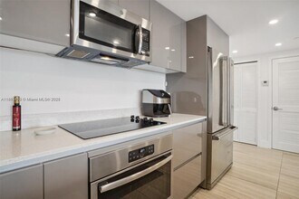 13800 Highland Dr in North Miami Beach, FL - Building Photo - Building Photo
