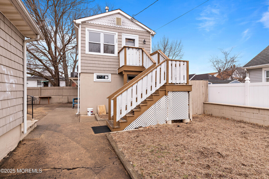 25 Oceanview Ave in Keansburg, NJ - Building Photo